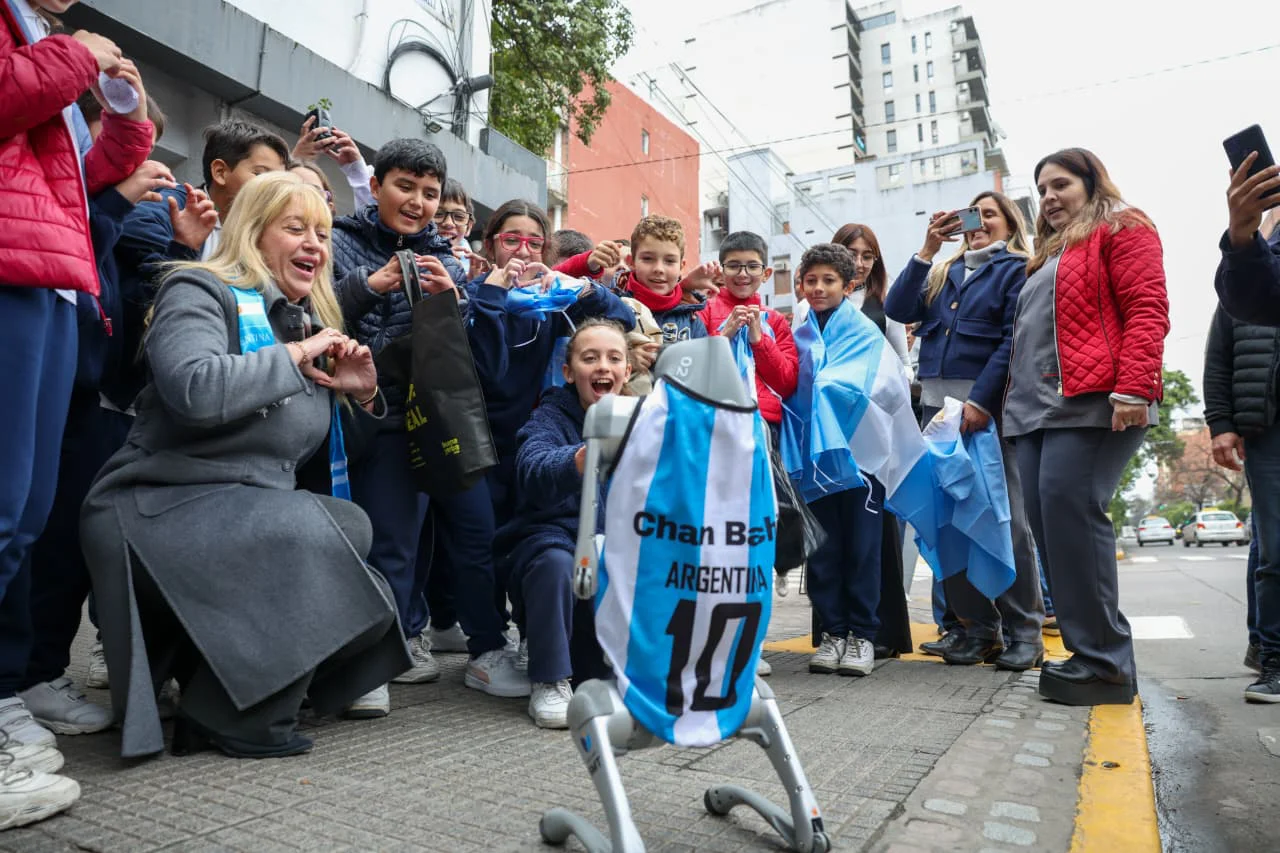 Chahla recibió a alumnos del colegio María del Rosario en el Ecocanje Mundialista (2)